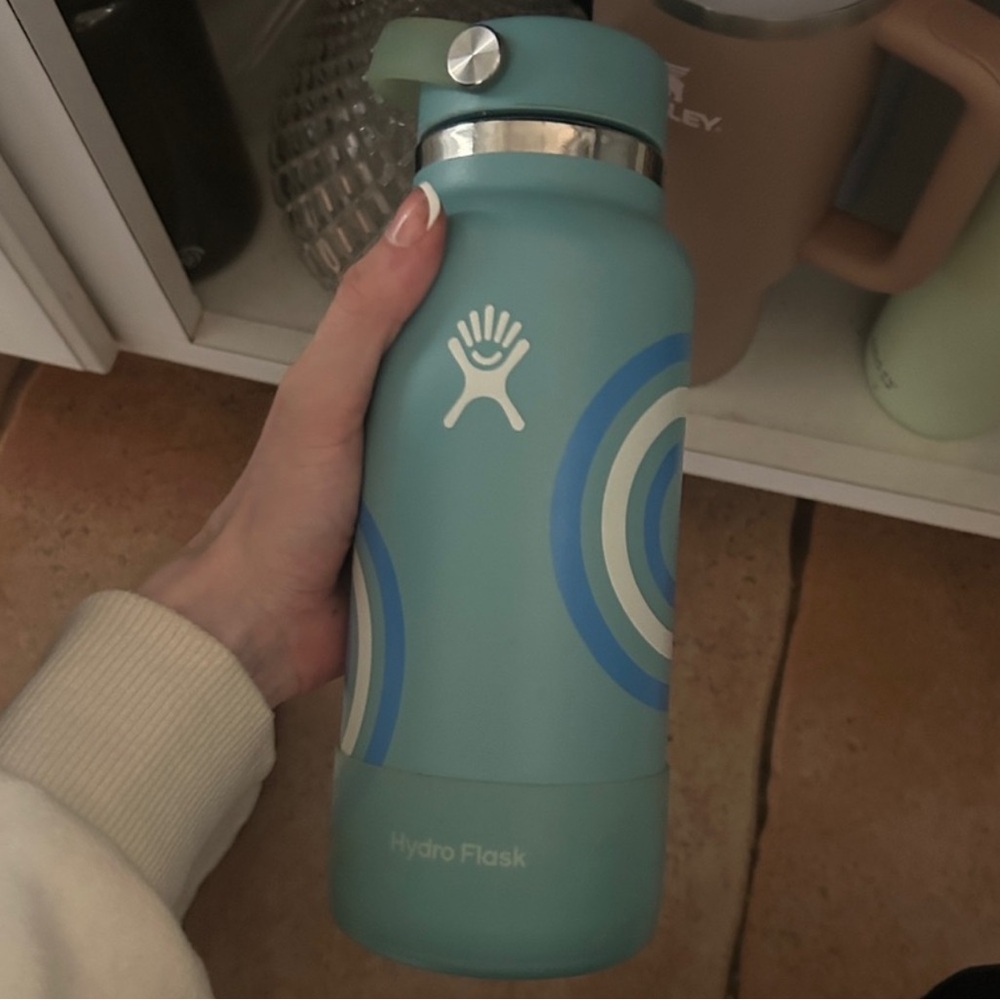 Hydro Flask Aqua Bottle with Blue Concentric Ring Design